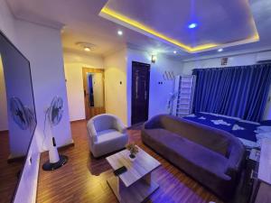 Een zitgedeelte bij Vim 2-BR-Apt With Fast Unlimited Internet & 24HRS Power