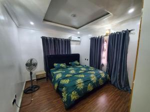 Een bed of bedden in een kamer bij Vim 2-BR-Apt With Fast Unlimited Internet & 24HRS Power