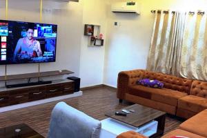 Een TV en/of entertainmentcenter bij Vim 2-BR-Apt With Fast Unlimited Internet & 24HRS Power
