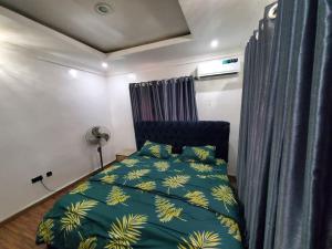 Een bed of bedden in een kamer bij Vim 2-BR-Apt With Fast Unlimited Internet & 24HRS Power