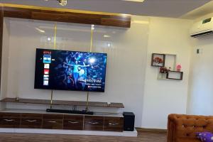 Een TV en/of entertainmentcenter bij Vim 2-BR-Apt With Fast Unlimited Internet & 24HRS Power
