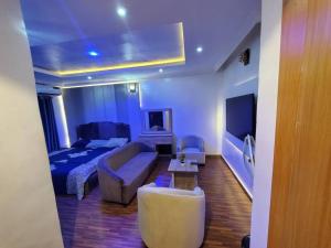 Een TV en/of entertainmentcenter bij Vim 2-BR-Apt With Fast Unlimited Internet & 24HRS Power

