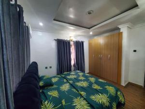 Een bed of bedden in een kamer bij Vim 2-BR-Apt With Fast Unlimited Internet & 24HRS Power