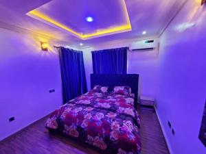 Een bed of bedden in een kamer bij Vim 2-BR-Apt With Fast Unlimited Internet & 24HRS Power