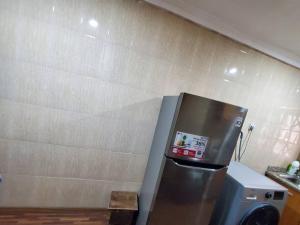 Een keuken of kitchenette bij Vim 2-BR-Apt With Fast Unlimited Internet & 24HRS Power