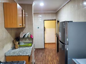 Een keuken of kitchenette bij Vim 2-BR-Apt With Fast Unlimited Internet & 24HRS Power