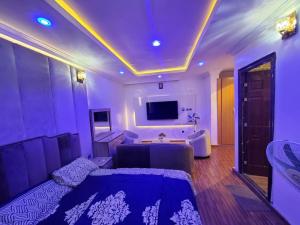 Een bed of bedden in een kamer bij Vim 2-BR-Apt With Fast Unlimited Internet & 24HRS Power