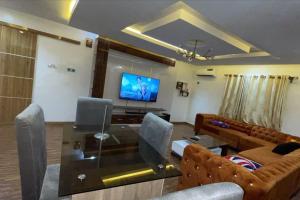 Een TV en/of entertainmentcenter bij Vim 2-BR-Apt With Fast Unlimited Internet & 24HRS Power
