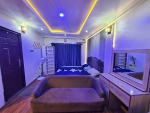 a living room with a couch and a bed in it at Vim 2-BR-Apt With Fast Unlimited Internet & 24HRS Power in Lagos