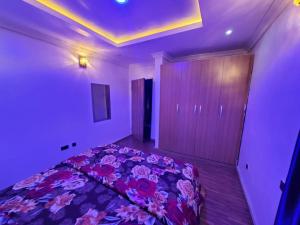 Een bed of bedden in een kamer bij Vim 2-BR-Apt With Fast Unlimited Internet & 24HRS Power