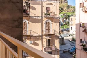 einen Blick vom Balkon eines Gebäudes in der Unterkunft Il molo Apartment 1 in Porto Empedocle