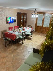 une salle à manger avec une table, des chaises et un arbre de Noël dans l'établissement Villa Angela, 