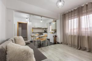 un soggiorno con divano e tavolo di Apartament Alexandru - central a Mediaş
