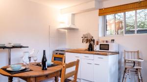 Kuchyňa alebo kuchynka v ubytovaní La berge du Clain - Joli appartement à Poitiers + 3 fotografie