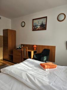 een slaapkamer met een bed met een oranje handdoek erop bij "Hel" Wieniec Zdrój in Włocławek