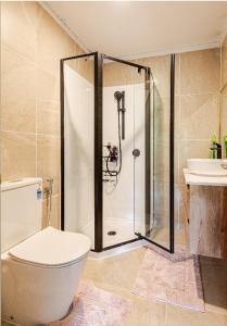 a bathroom with a shower and a toilet and a sink at Lux. Room with Ensuite in Kelburn