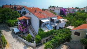 an aerial view of a white house with red roof at Apartmani Helena in Mali Lošinj