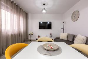 un soggiorno con tavolo e torta di Apartament Alexandru - central a Mediaş