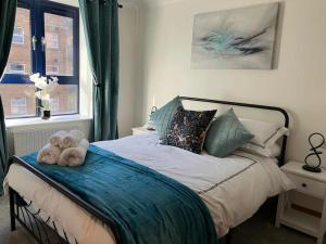 a bedroom with a bed with two stuffed animals on it at Modern 2Bed Flat Near Ocean Village in Southampton