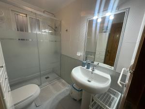łazienka z toaletą, umywalką i prysznicem w obiekcie Apartamento de la playa w mieście Torrevieja