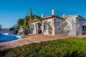 a house with a balcony and a swimming pool at Casa Principal in La Rinconada