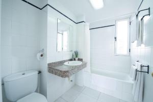 Ένα μπάνιο στο Apartamentos Calablanca +40 φωτογραφίες