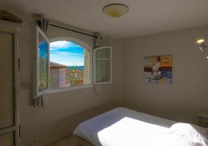 Ένα ή περισσότερα κρεβάτια σε δωμάτιο στο Charmante maison climatisée, 2ch