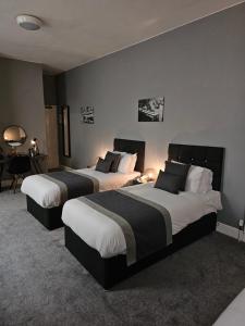 una habitación de hotel con 2 camas en una habitación en The Chesterhouse en Douglas