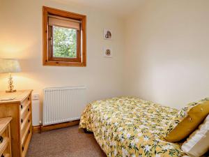 Schlafzimmer mit einem Bett und einem Fenster in der Unterkunft 3 Bed in York 93206 in Elvington