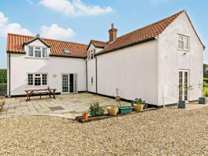 an exterior view of a house with a patio at 3 Bed in Louth 93253 in Ranby