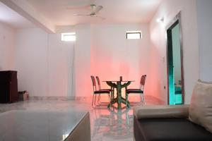 ein Esszimmer mit einem Tisch und Stühlen in der Unterkunft Green Valley Seas and Resorts in Ranchi
