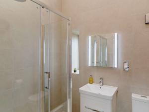 Ένα μπάνιο στο 2 Bed in Wintersett 93235 +8 φωτογραφίες