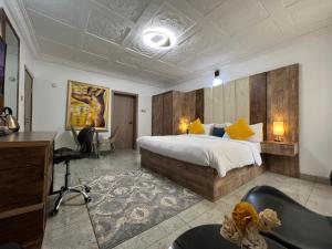 una camera d'albergo con letto, scrivania e sedia di UrbaN RootZ ad Abuja