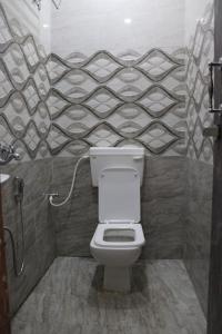 a bathroom with a toilet in a shower stall at Green Valley Seas and Resorts in Rānchī