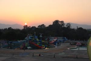 einen Wasserpark bei Sonnenuntergang mit Achterbahn in der Unterkunft Green Valley Seas and Resorts in Ranchi