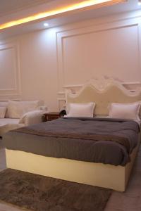 1 dormitorio con 1 cama grande en una habitación en Green Valley Seas and Resorts en Ranchi