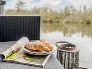 Una mesa con un plato de pasteles y una revista. en 4 Bed in East Cowes 93249, en Newport