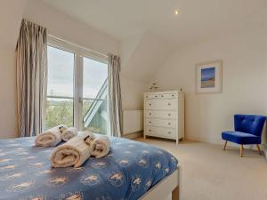 1 dormitorio con 1 cama con toallas en 4 Bed in East Cowes 93249 en Newport