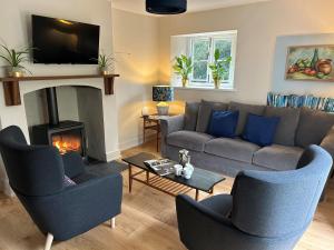 a living room with a couch and a fireplace at 3 Bed in Leominster 93304 in Bodenham
