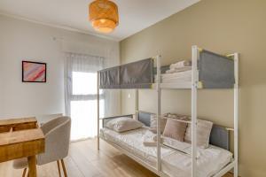 - une chambre avec 2 lits superposés dans l'établissement Villa Mézoise, à Mèze