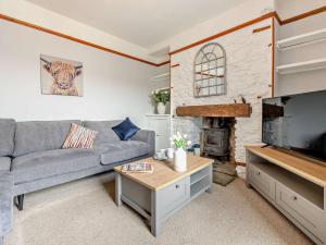 - un salon avec un canapé et une cheminée dans l'établissement 2 Bed in Brixham 93256, à Brixham