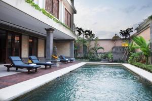 Peldbaseins naktsmītnē The Visala Boutique Suites Seminyak vai tās tuvumā