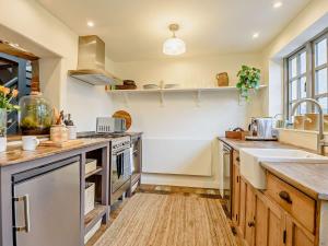 a kitchen with a sink and a stove top oven at 2 Bed in Hay-on-Wye 93221 in Hay-on-Wye