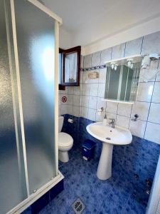 uma casa de banho com um WC, um lavatório e um chuveiro em Aegean View House em Agios Ioannis Pelion