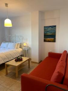 uma sala de estar com um sofá e uma cama em Aegean View House em Agios Ioannis Pelion