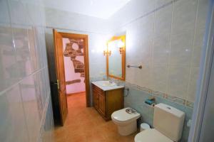 y baño con aseo, lavabo y espejo. en V&V Lloret-CAL MIQUEL exclusiva casa de pueblo a 10 metros de la playa de Blanes y La Palomera!!, en Blanes