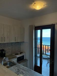 uma cozinha com vista para o oceano em Aegean View House em Agios Ioannis Pelion