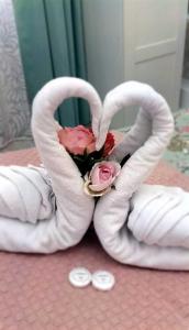 two hearts made out of towels with two roses at Hostal Milan in Madrid