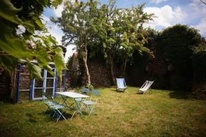 a table and chairs sitting in a yard at belle maison de campagne in Hénon +7 photos