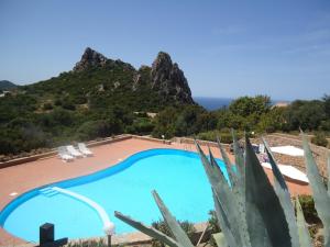 Pemandangan kolam renang di Appartamenti Cala del Sole - INFINITYHOLIDAYS atau di dekatnya